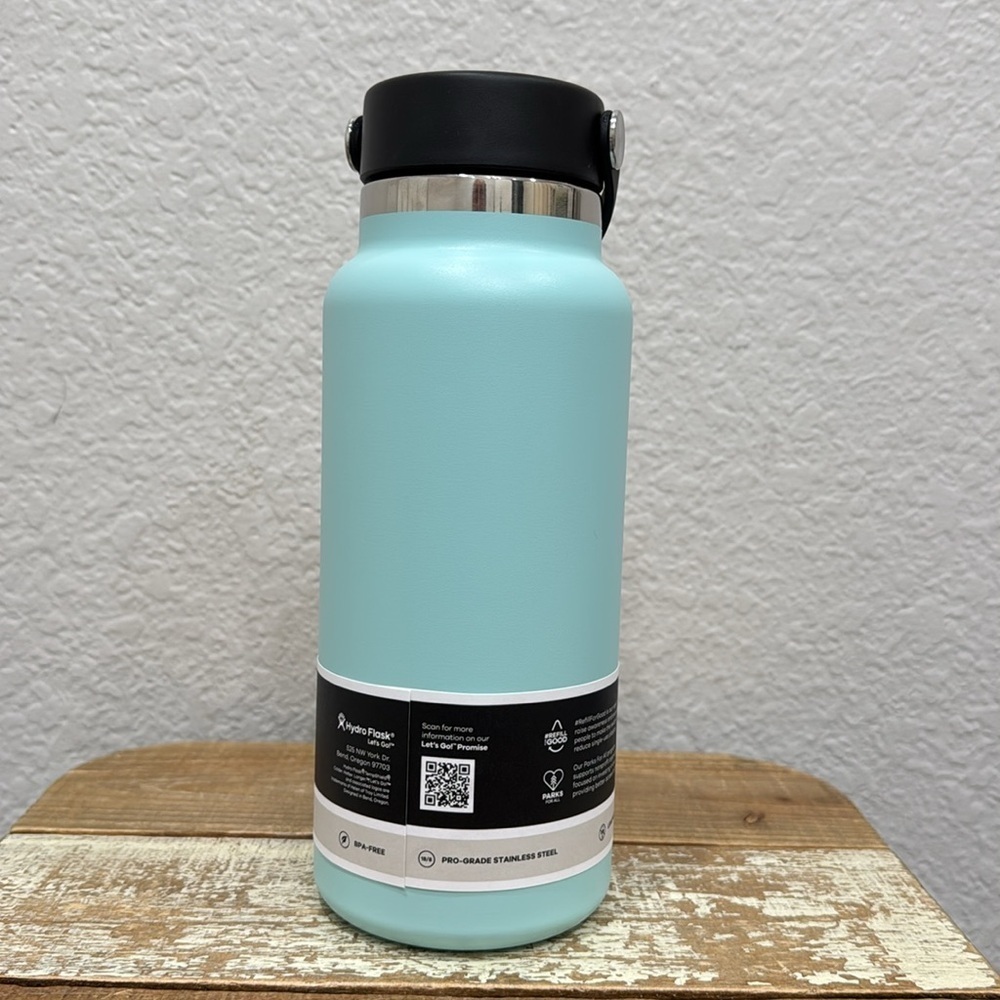 Hydro Flask 32 oz Wide Mouth Water Bottle in Dew - Picture 3 of 4